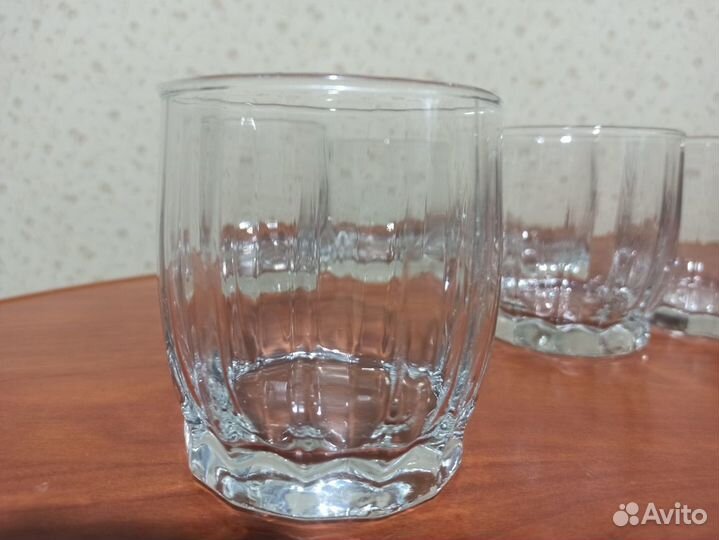 Набор высоких и низких стаканов