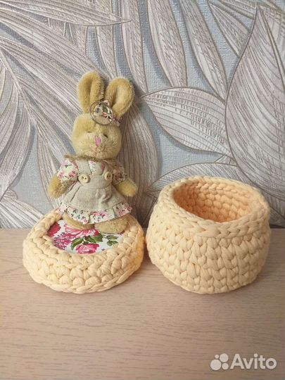 Вязаная шкатулка с зайкой, ручной работы