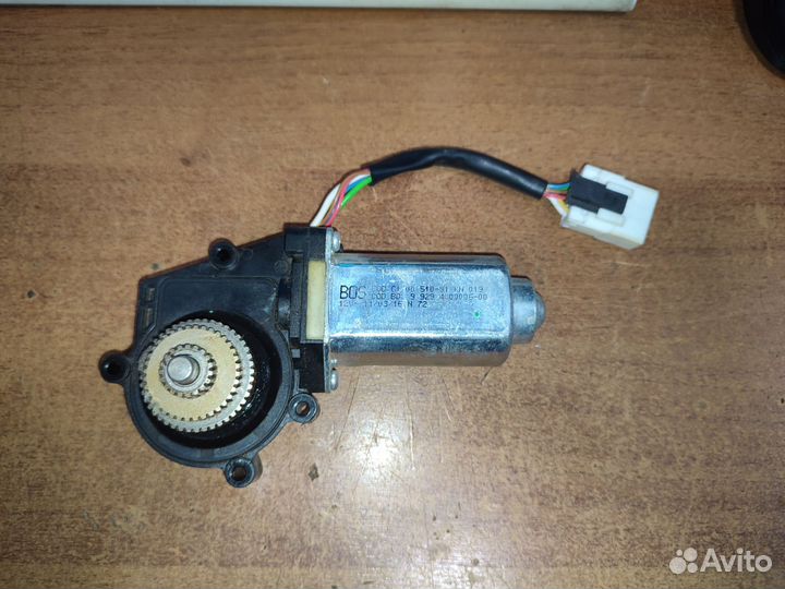 Моторчик шторки задней правой двери Hyundai Equus