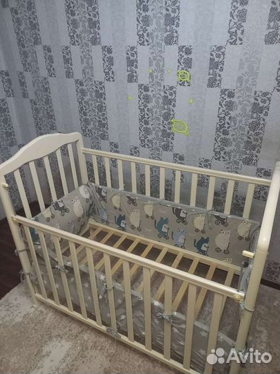 Детская кроватка с маятником