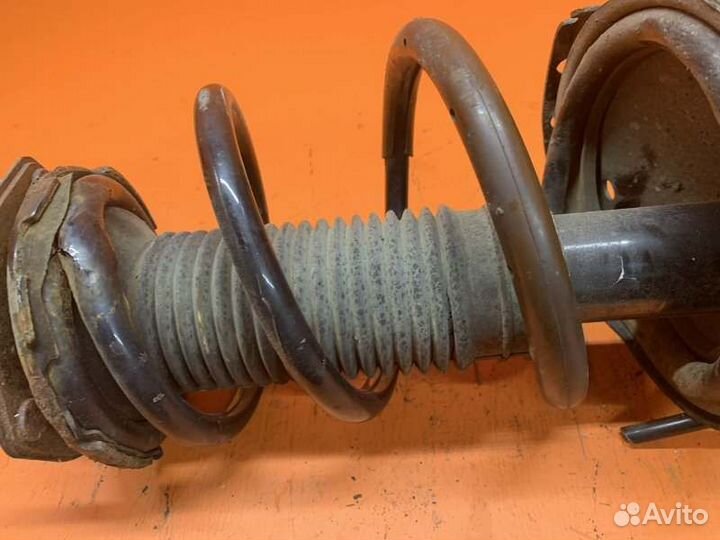 Стойка амортизатора передняя левая Toyota