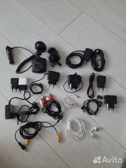 Зарядное устройство, наушники