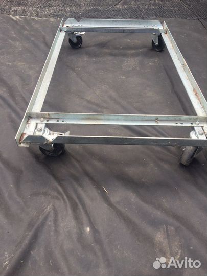 Подставка на колесах