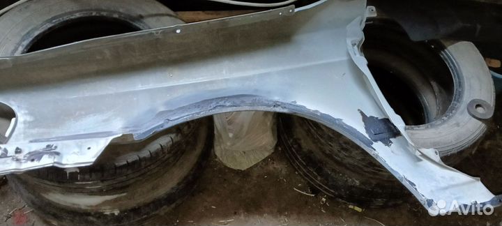 Крыло на Nissan Sunny fb15