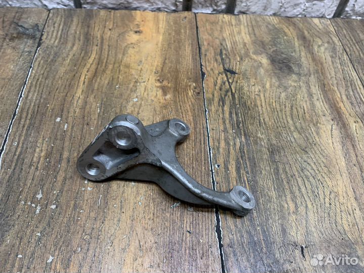 Suzuki Vitara Кронштейн кпп мkпп