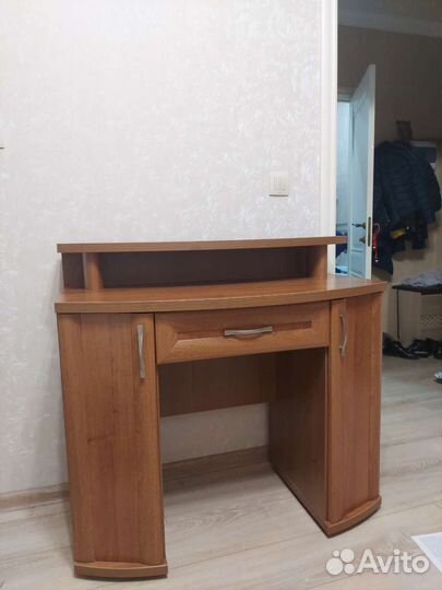 Компьютерный стол или трильяж