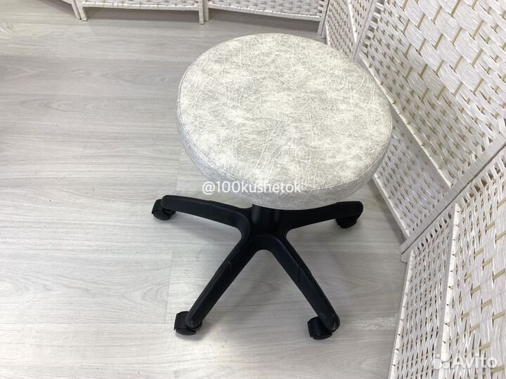 Стул мастера педикюра