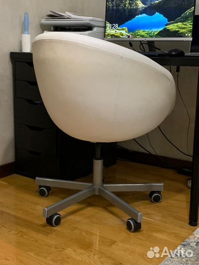 Офисное кресло IKEA Скрувста белое