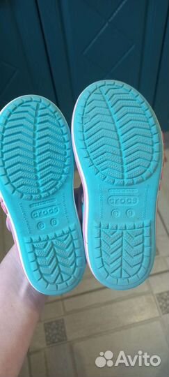 Босоножки для девочки crocs