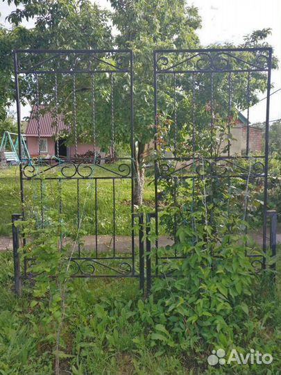 Металлический каркас для поддержки кустов цветов