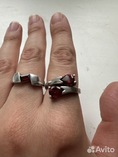 Серебряные серьги, кольца и подвеска с гранатом