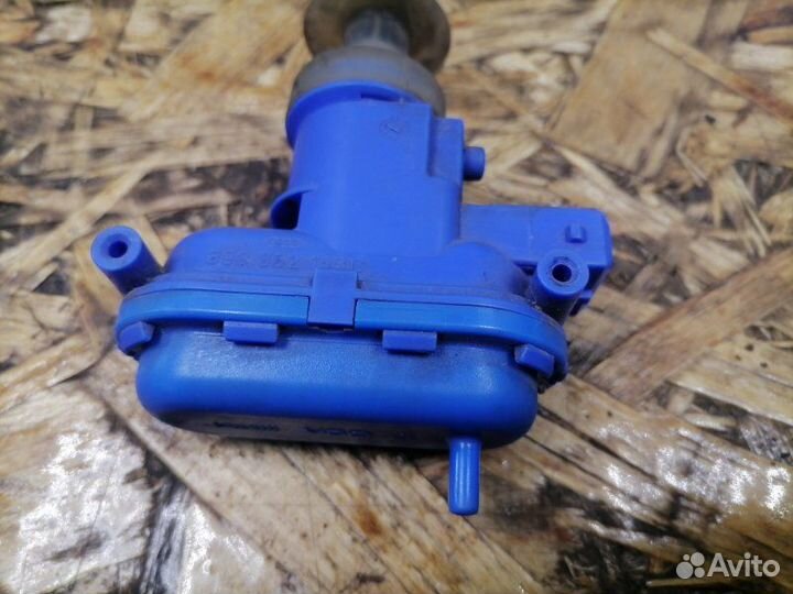 Активатор замка двери передний правый Audi 100 С3