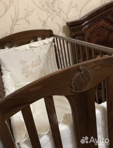 Детская кроватка с маятником и ящиком