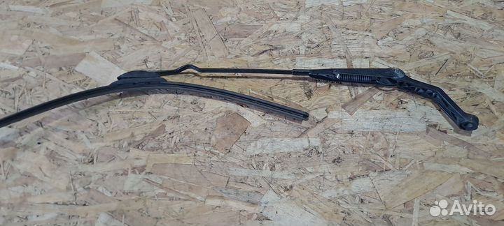 Поводок стеклоочистителя правый Carisma