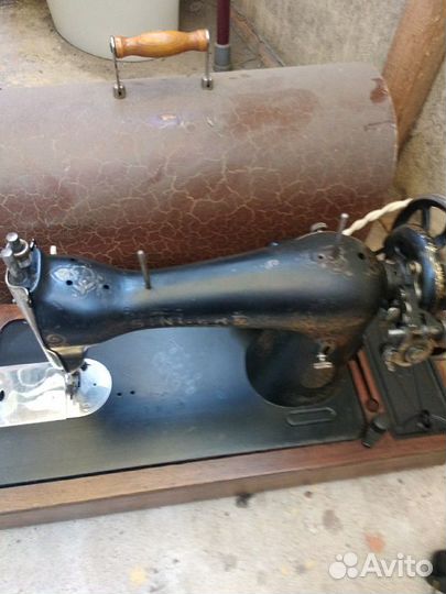 Старинная швейная машина сингер