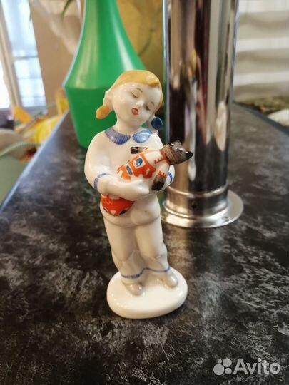 Фарфоровая статуэтка Колыбельная лфз