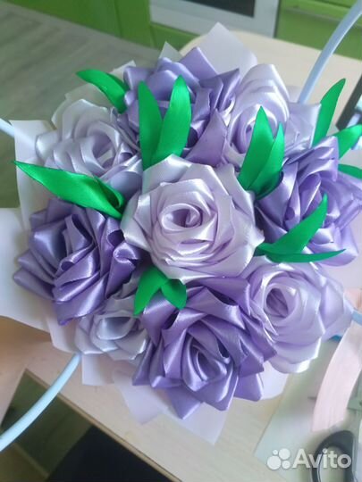 Цветочная композиция атласных лент