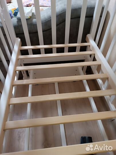 Детская кроватка с универсальным маятником