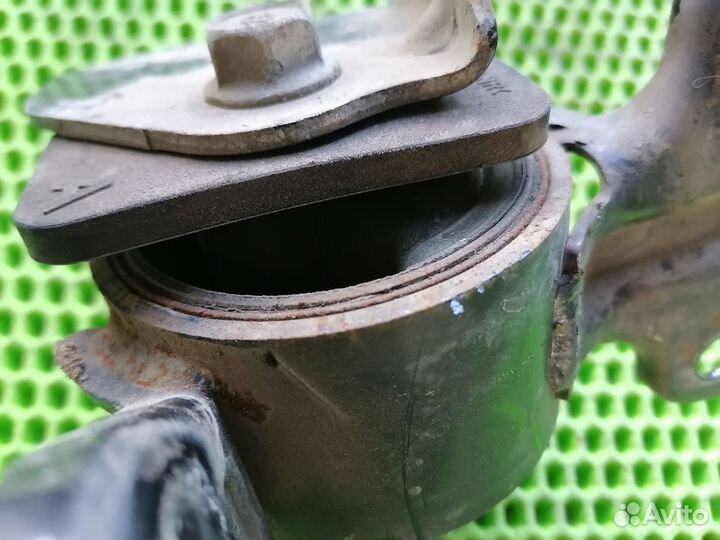 Кронштейн коробки Митсубиси Оутлендер 2