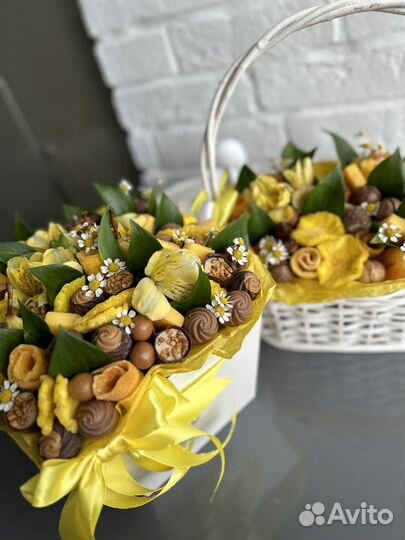 Букет,корзина с цветами и конфетами