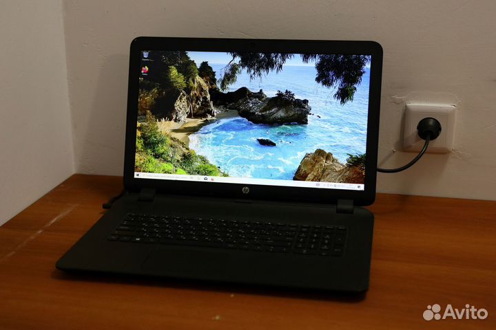 Современный ноутбук, с большим ярким экраном