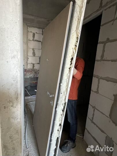 Дверь входная металлическая от застройщика