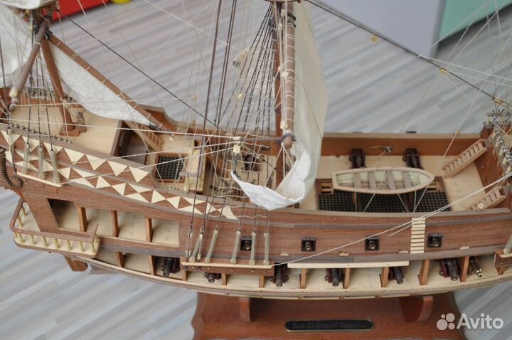 Деревянная модель корабля