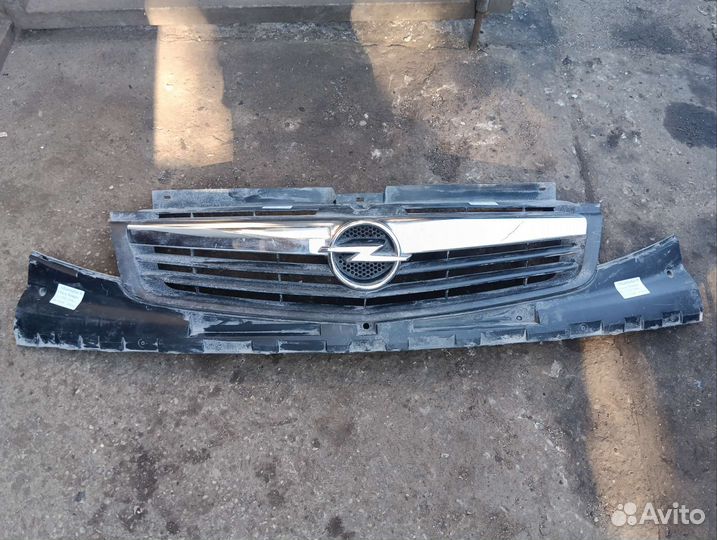 Решётка радиатора Опель виваро 2006г