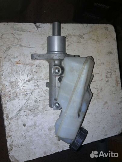 Главный тормозной цилиндр и вакуумный усилитель на