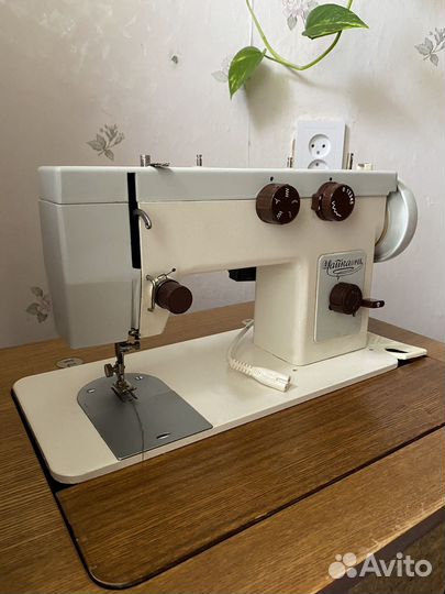 Машинка швейная Чайка 143