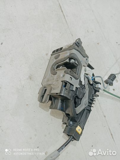 Замок двери задний левый Mercedes-Benz