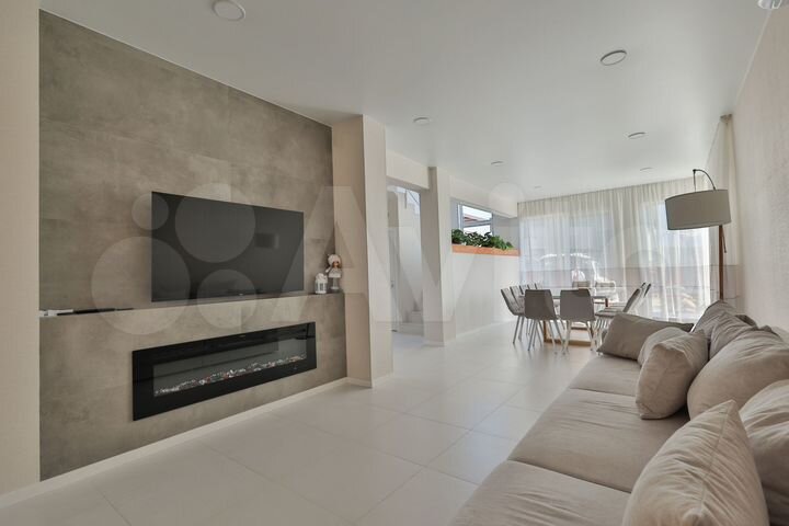 Коттедж 295 м² на участке 6 сот.