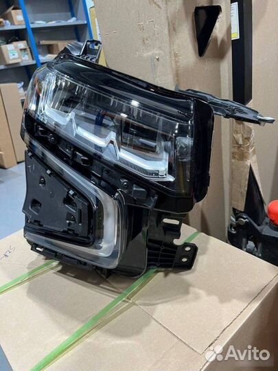Фара передняя правая Chevrolet Tahoe