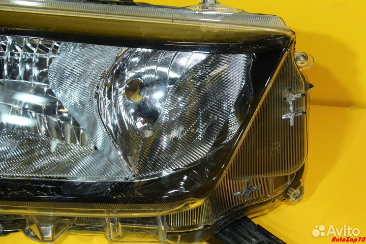 Toyota Hilux Фара правая галогеновая