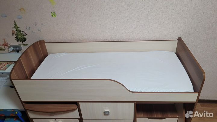 Детская кровать чердак со столом и шкафом