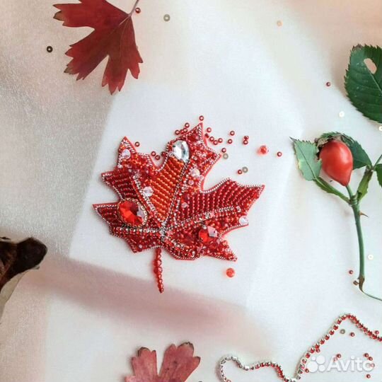 Брошь ручной работы Красный кленовый лист