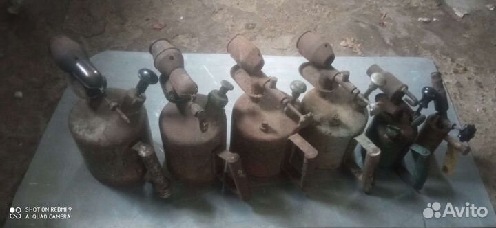 Кузнечные клещи, медный паяльник, паяльные лампы