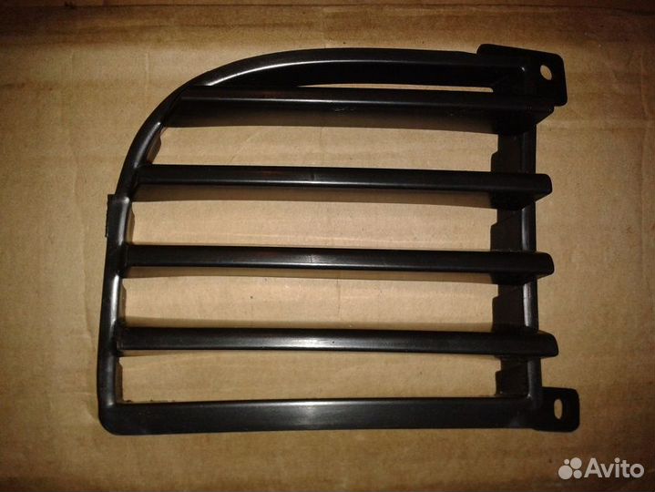 Outlander 2003-2007 правая заглушка в перед бампер