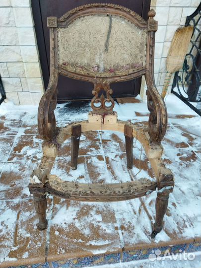 Антикварное кресло