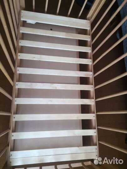 Детская кроватка с маятником и ящиком