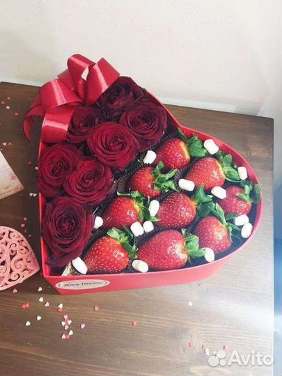Цветы и клубника в сердце