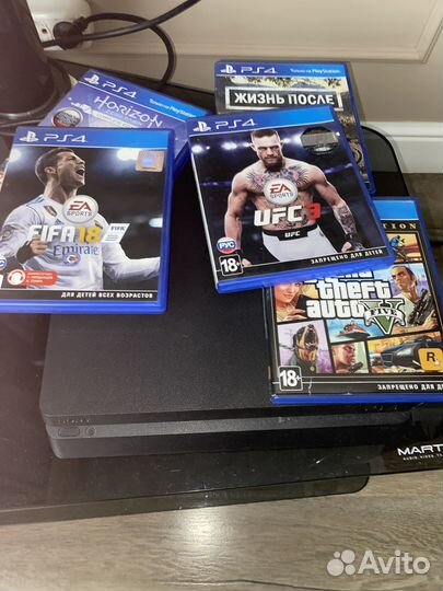 Продаю пс 4 новая и + 5 игр в подарок