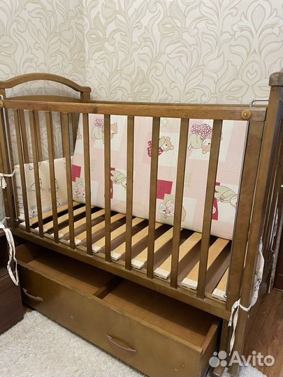 Детская кроватка с маятником
