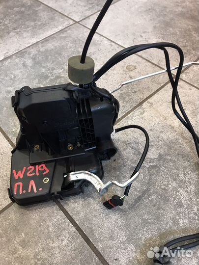 Замок передний левый мерседес w219