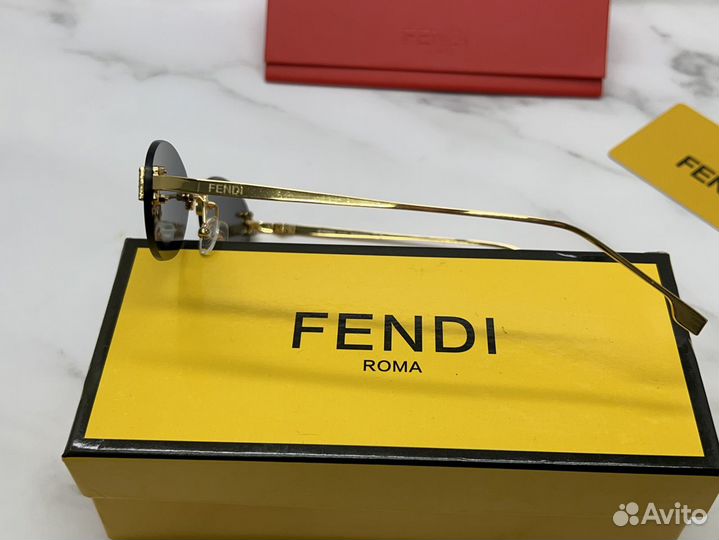 Сoлнцeзащитныe oчки Fendi 