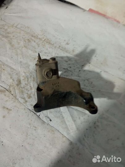 Кронштейн крепления МКПП Chevrolet Aveo 1.4л