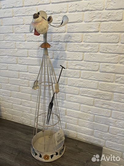 Интерьер сада, квартиры, балкона- собака - забияка