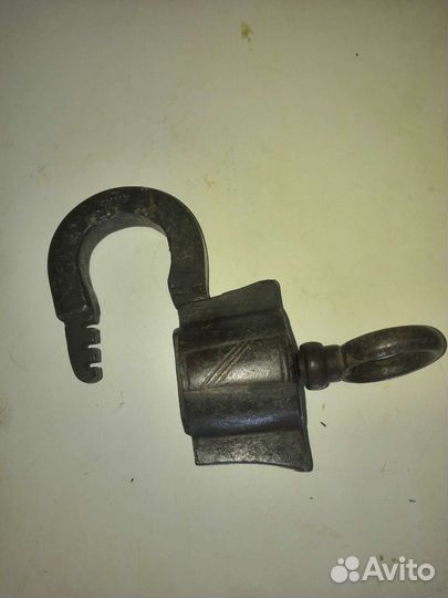 Навесной замок старинный