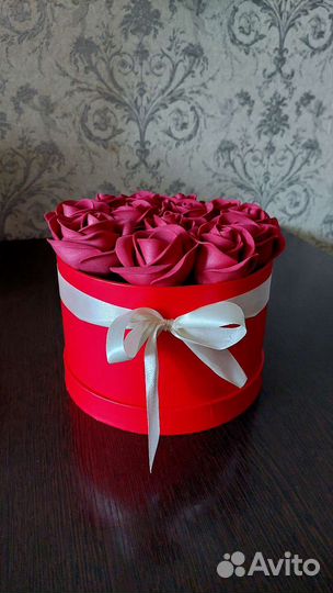 Шляпная коробка с розами