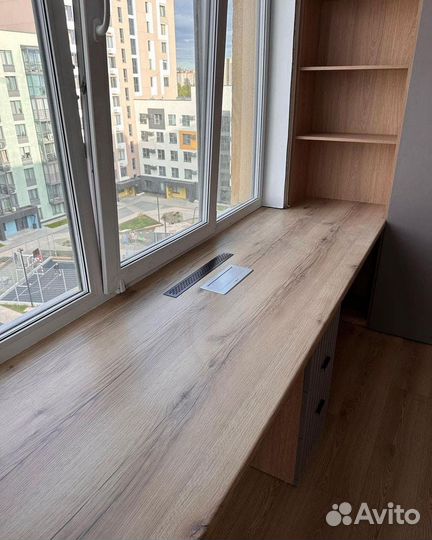 Рабочая зона у окна со шкафом